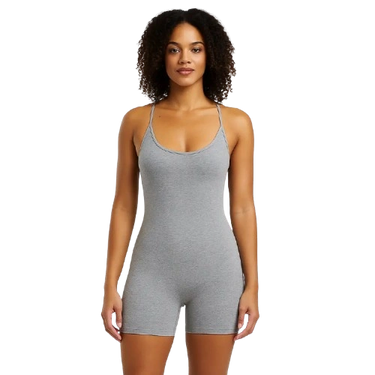 Cette combinaison sport dos nu grise met en valeur la silhouette avec son tissu côtelé gris clair et sa coupe ajustée. Les fines bretelles et le dos ouvert ajoutent une touche de féminité et de style, la rendant idéale pour les activités sportives ou pour un look décontracté.